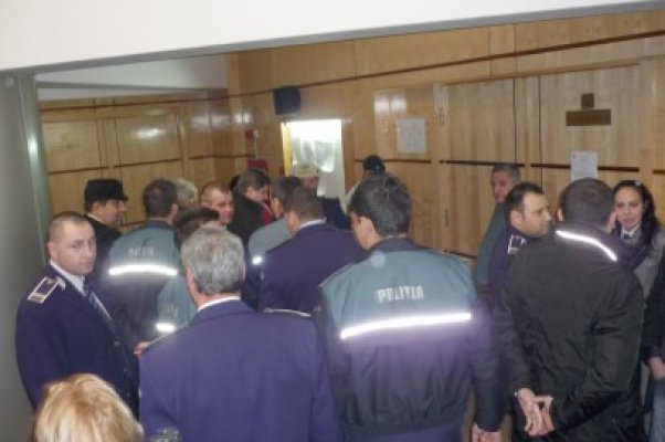 Poliţiştii de la Permise, acuzaţi de corupţie, nu părăsesc arestul
